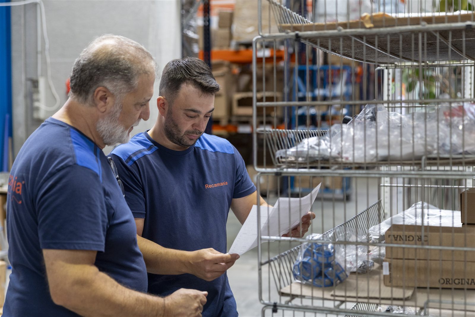 Equipo de Recamania revisando un pedido en el almacén